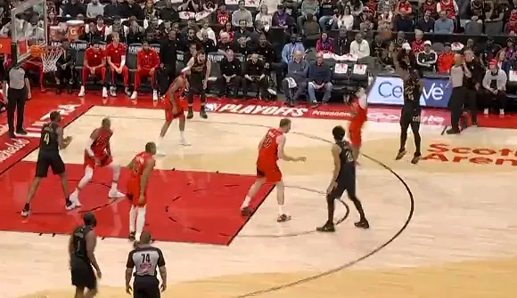 开云体育App入口-米切尔急停回拉三分干拔命中，骑士打出一波9-2反超猛龙